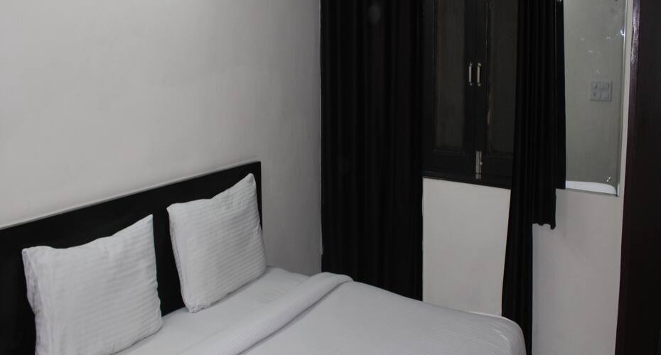 Charanpahari Hotel, New Delhi 4